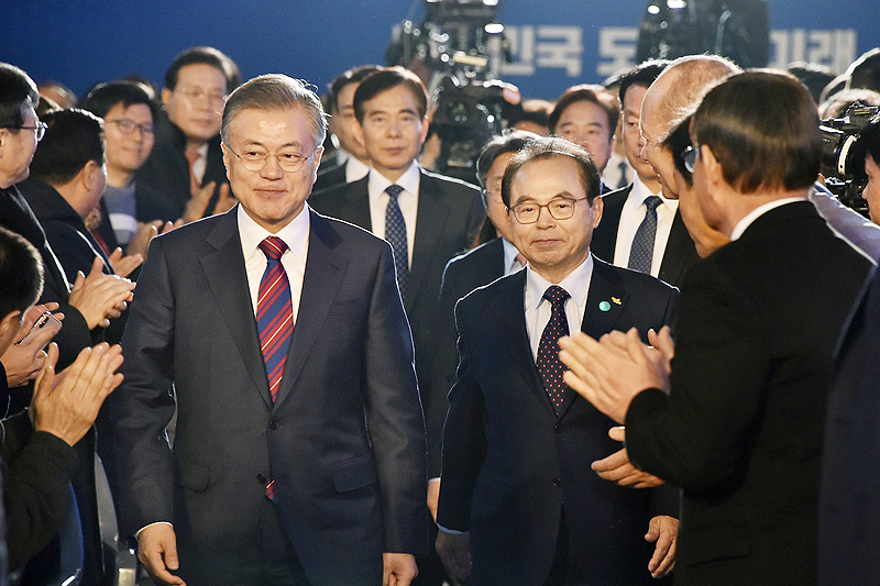 13일 문재인 대통령이 부산을 방문하고 있다. 오거돈 부산시장과 함께 걷고 있는 모습.