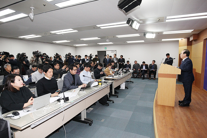 13일 문재인 대통령 부산 방문 관련 오거돈 부산시장이 14일 부산시청 9층에서 결과보고 기자회견을 열고 있다.