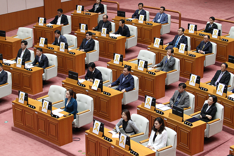 부산시의회 276회 임시회 마지막 날인 29일, 더불어민주당 시의원들이 왼쪽 가슴에 노란배지를 달고 등원하고 있다. 의석 모니터 앞에도 세월호 추모 상징물이 부착됐다.