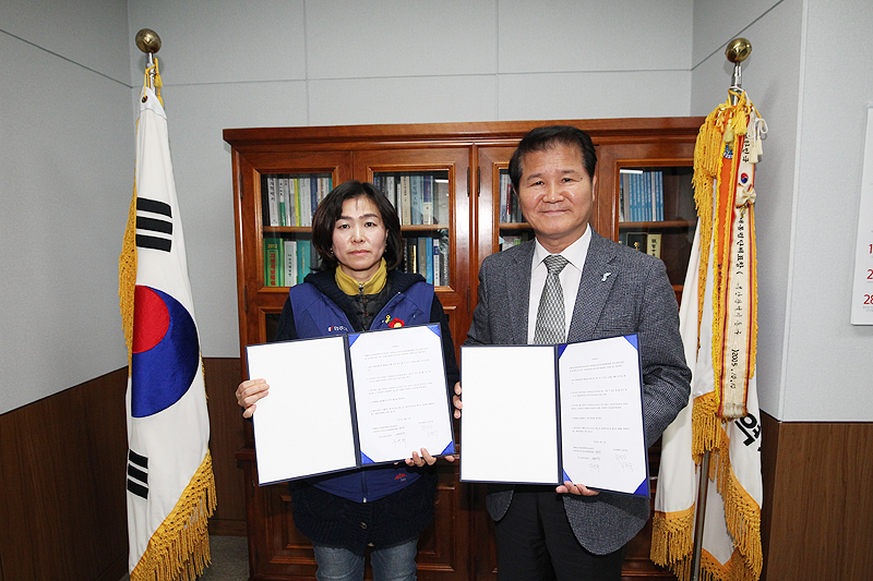 부산 일본영사관 앞 강제징용노동자상 설치를 둘러싸고 노동시민사회단체로 이루어진 건립특위와 부산 동구청이 11일 정발장군 주변 건립 내용을 담은 합의문에 서명했다.