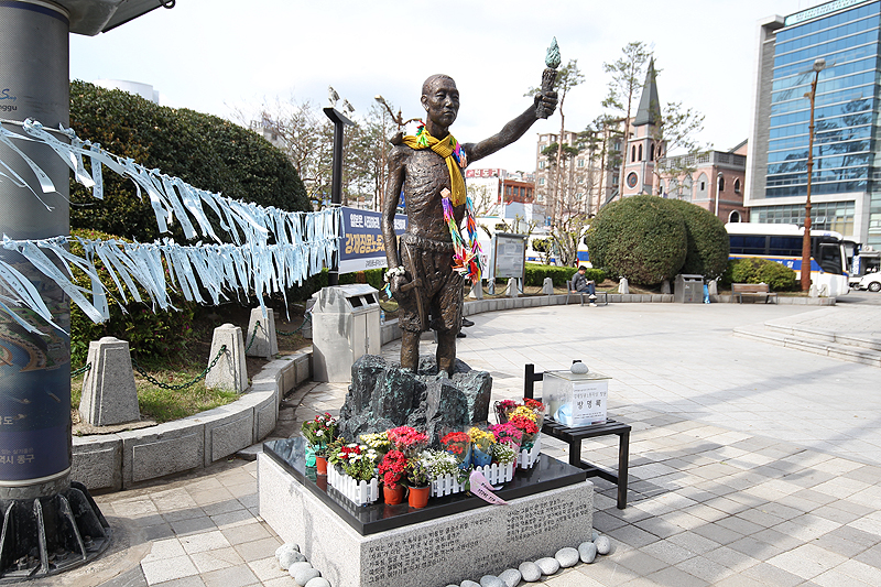 부산 일본영사관 앞 강제징용노동자상 설치를 둘러싸고 계속되어온 지자체와 노동시민사회단체의 대립이 일단락될 것으로 보인다. 양측은 11일 정발장군 동산 앞 쌈지공원에 노동자상을 건립하기로 합의했다. 지난 재건립 시도 이후 한달 넘도록 인도 위에 서 있는 노동자상의 모습.