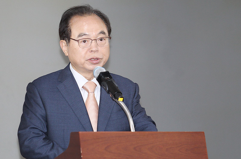 오거돈 부산시장 15일 부산시청 7층에서 강제징용노동자상 행정대집행과 관련한 공식 입장을 발표하고 있다.