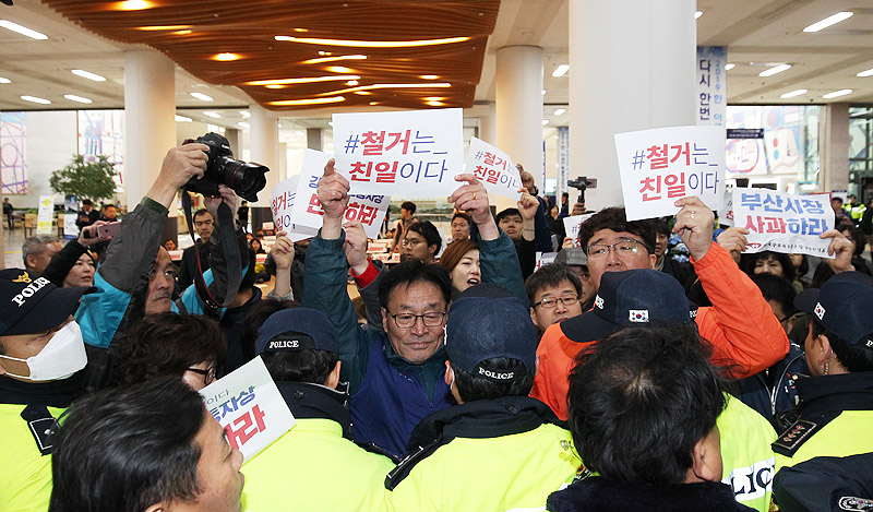 부산시가 강제징용노동자상에 대한 기습철거에 나서자 노동·시민사회단체가 사흘째 반발하고 있다. 15일 부산시청 1층에서 노동자상 반환 등을 요구하며 오거돈 부산시장 면담을 시도하는 적폐청산 사회대개혁 부산운동본부 강제징용노동자상 건립특위 소속 단체 대표자들.