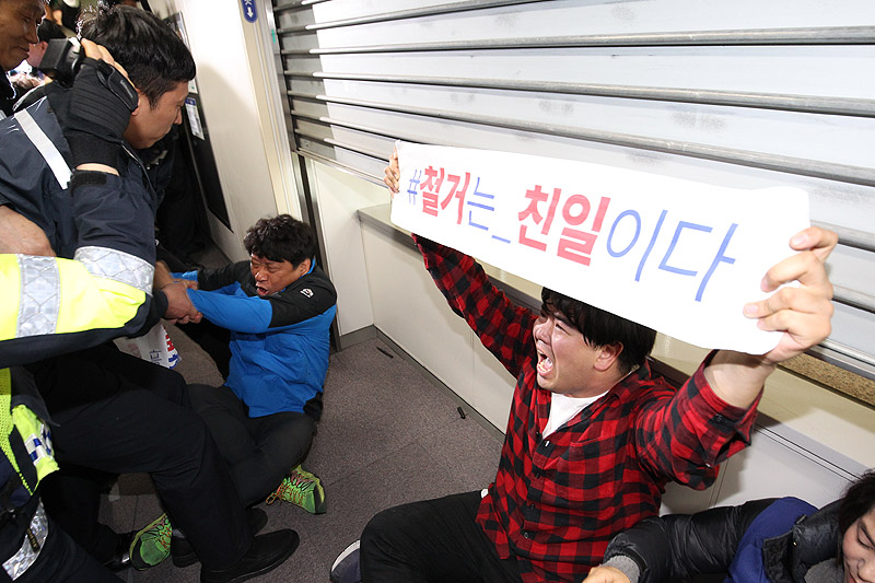 부산시가 강제징용노동자상에 대한 기습철거에 나서자 노동·시민사회단체가 사흘째 강력히 반발하고 있다. 15일 부산시청 7층에서 노동자상 반환 등을 요구하며 오거돈 부산시장 면담을 시도하던 건립특위 소속 단체 회원들이 끌려나가고 있다.