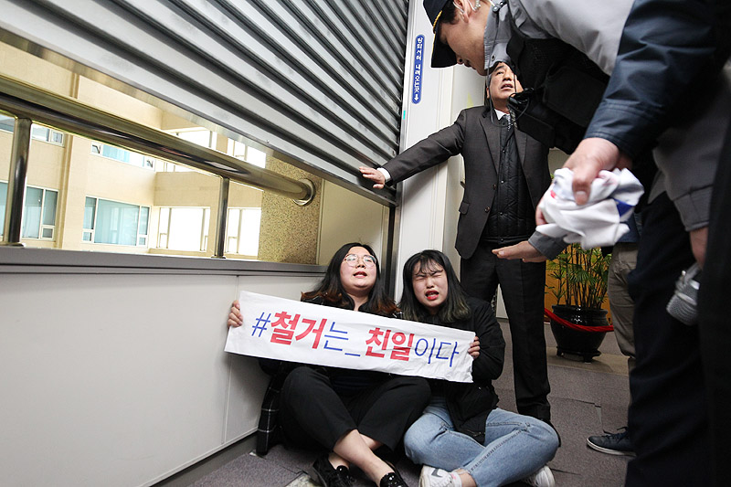 부산시가 강제징용노동자상에 대한 기습철거에 나서자 노동·시민사회단체가 사흘째 강력히 반발하고 있다. 15일 부산시청 7층에서 노동자상 반환 등을 요구하며 오거돈 부산시장 면담을 시도하던 건립특위 소속 단체 회원들이 끌려나가고 있다.