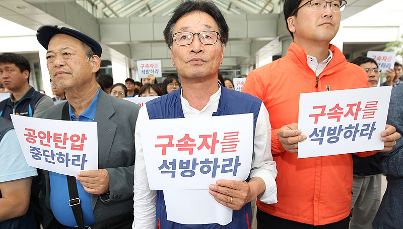 민주노총 부산본부, 적폐청산 사회대개혁 부산운동본부가 14일 부산지방경찰청 후문에서 5.18망언에 항의한 민주노총 간부 구속영장 규탄 기자회견을 열고 있다.