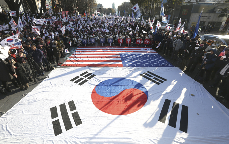 박근혜 전 대통령 탄핵소추안이 국회를 통과한 지 1년이 되는 9일 오후 서울 대학로 마로니에공원에서 대한애국당 계열 시민단체인 '박근혜 전 대통령 무죄 석방 서명운동본부'가 태극기집회를 하고 있다.