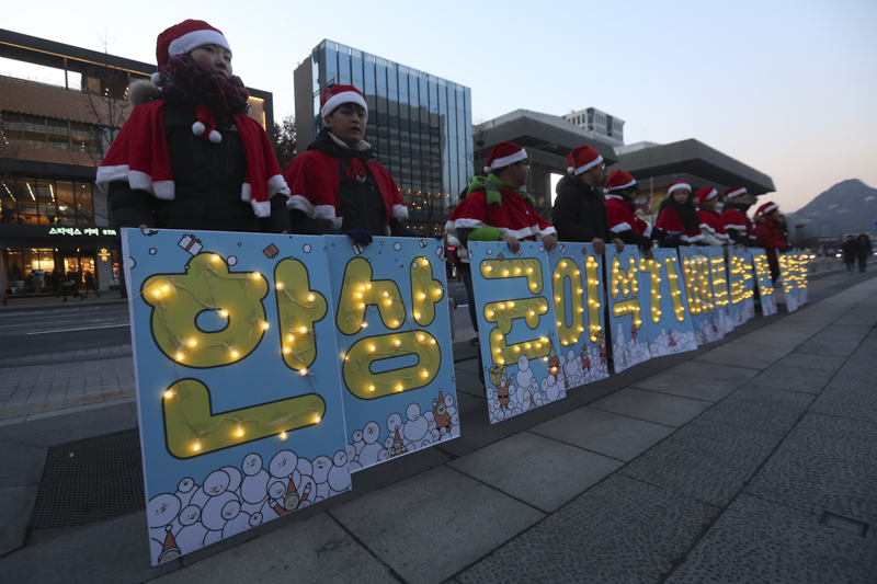 양심수석방추진위원회 관계자들이 9일 서울 광화문광장에서 적폐청산과 인권회복을 위한 양심수 전원 석방 촛불문화제을 열고 있다.