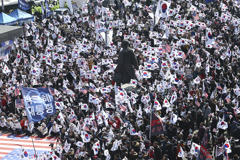  ‘박근혜 전 대통령 석방 태극기 집회’에서 참가자들이 태극기와 성조기를 흔들고 있다.