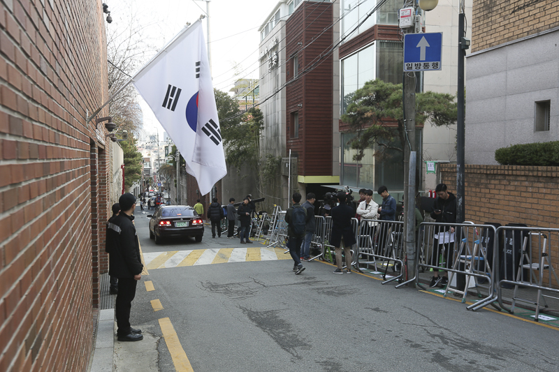 이명박 전 대통령 검찰 소환을 하루 앞둔 13일 오후 서울 강남구 이 전 대통령 자택 앞에서 경찰들이 경계를 서고 있다.