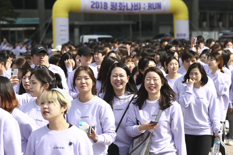 17일 오후 서울 시청광장에서 열린 '도심형 기부 마라톤 2018 평화나비:RUN'에서 참가자들이 출발선을 지나고 있다. 평화나비가 주최한 이번 마라톤행사는 일본군 성노예제 문제의 정의로운 해결을 요구하는 프로젝트이다.