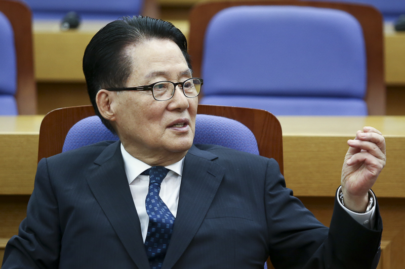 민주평화당 박지원 의원이 18일 국회 의원회관에서 열린 '김대중·오부치 선언 20주년 심포지엄'에 참석해 대화하고 있다.
