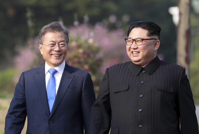 문재인 대통령과 김정은 북한 국무위원장이 지난 4월 27일 오후 판문점에서 도보산책을 하며 대화를 나누고 있다.