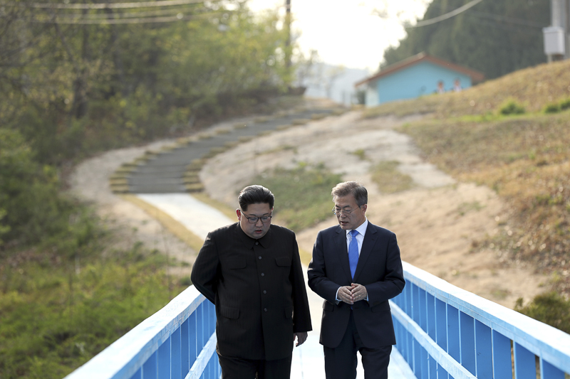 문재인 대통령과 김정은 국무위원장이 27일 판문점에서 공동 식수를 마친 후 군사분계선 표식물이 있는 ‘도보다리’ 위에서 산책을 하며 담소를 나누고 있다.