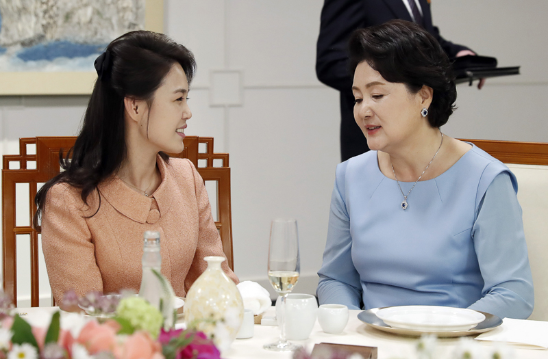 27일 오후 김정숙 여사와 리설주 여사가 평화의 집에서 열린 남북정상회담 만찬에서 대화를 나누고 있다.