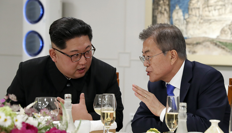 27일 오후 문재인 대통령과 김정은 국무위원장이 평화의 집에서 열린 남북정상회담 만찬에서 대화를 나누고 있다.