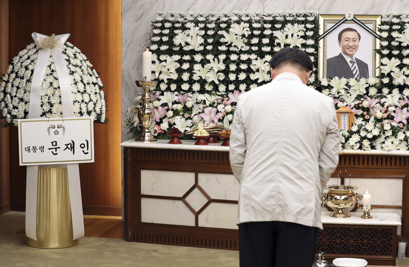 23일 오후 서울 서대문구 신촌 세브란스 병원 장례식장에 마련된 고 노회찬 정의당 원내대표의 빈소에 문재인 대통령의 조화가 놓여 있다.