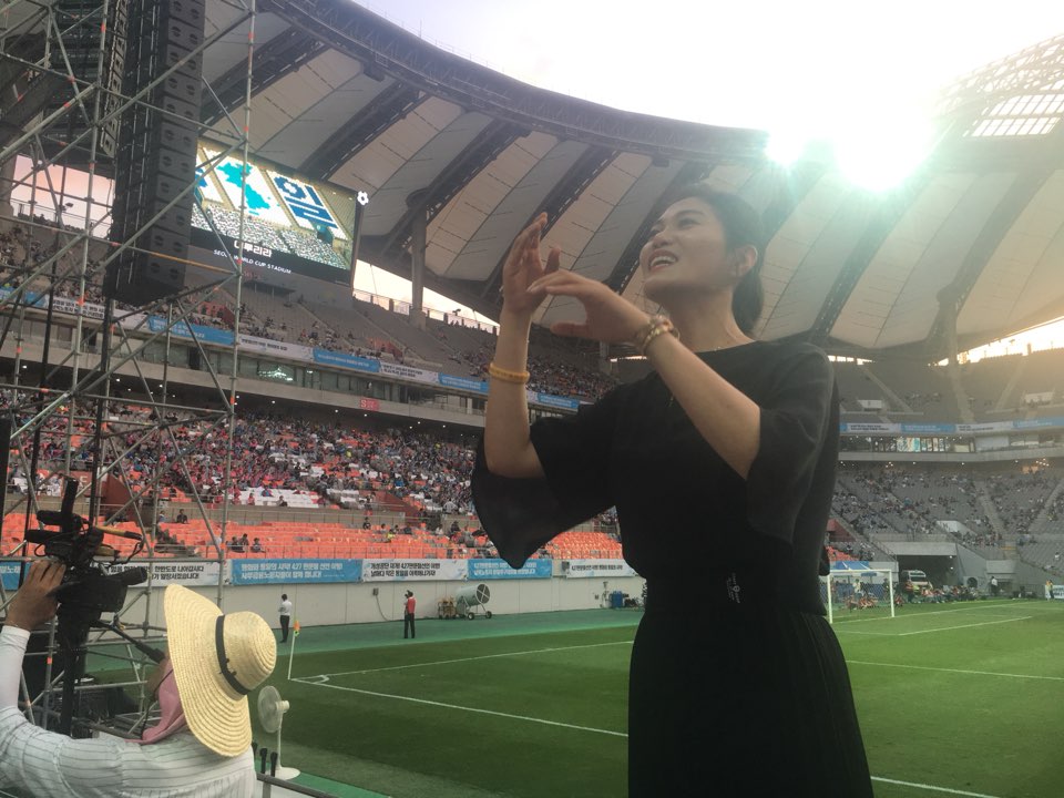 11일 상암월드컵경기장에서 열린 남북노동자축구대회에서 시민427명이 '통일'을 기원하며 대합창 공연을 하고 있다.