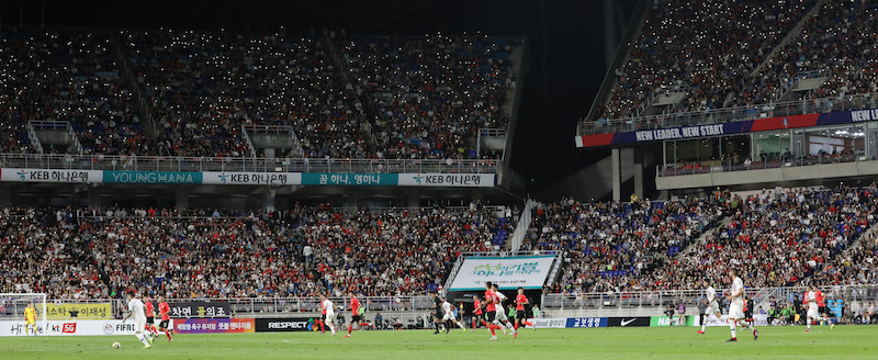 11일 오후 경기 수원월드컵경기장에서 열린 축구 국가대표팀 평가전 한국과 칠레 경기. 경기장을 가득 메운 관중들이 휴대폰 불빛을 켜며 선수들의 선전을 격려하고 있다.