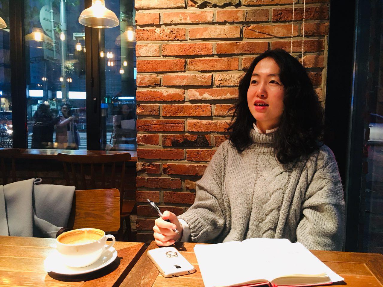 김은화 씨가 지난 4일 합정동의 모 카페에서 민중의소리와 인터뷰를 하고 있다.