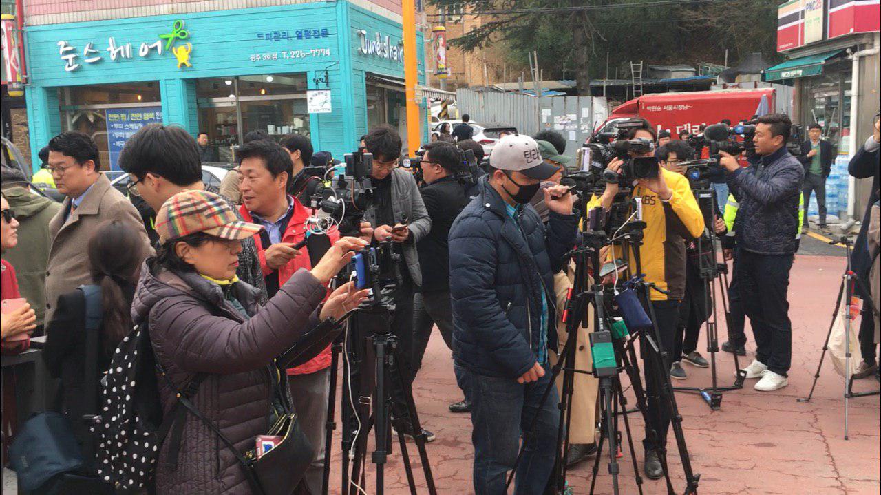 동산초등학교로 항의간 보수단체와 보수유튜버들.