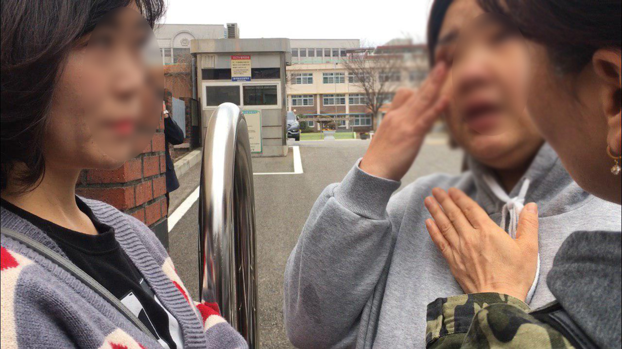 광주 동구 동산초등학교 학부모들이 보수단체의 항의에 아이들을 걱정하며 눈물 흘리고 있다.