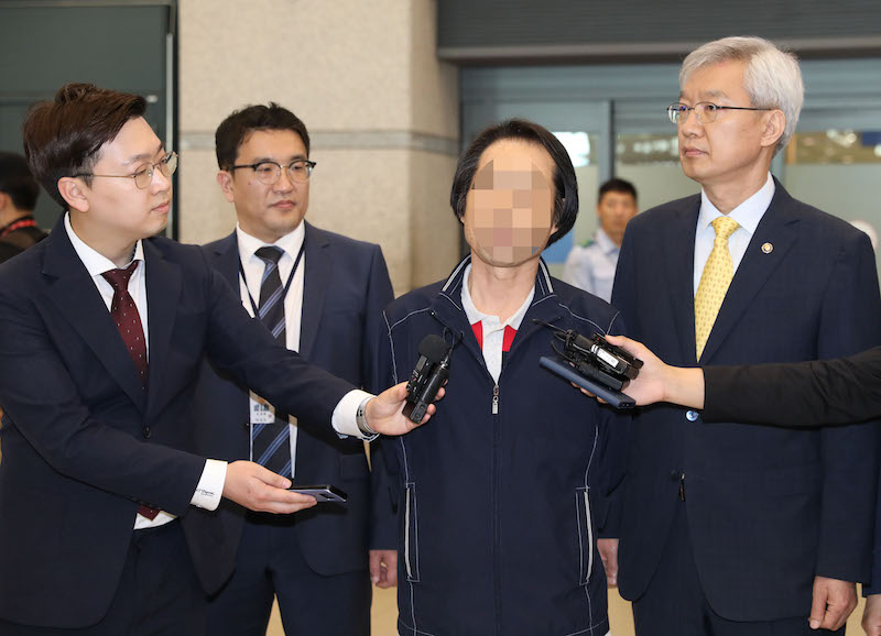 지난해 7월 리비아에서 무장세력에게 납치돼 억류돼있다가 315일 만에 석방된 주모(62)씨(가운데)가 18일 오전 인천공항을 통해 귀국한 후 취재진에 귀환 소감을 전하고 있다. 주모씨는 귀국 직후 인근 병원으로 이동해 추가로 정밀 건강검진을 받고, 테러방지법에 따라 정부 합동조사를 받을 예정이다.