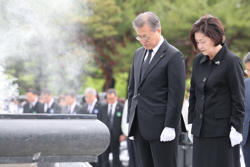 문재인 대통령과 김정숙 여사가 18일 오전 광주 북구 국립5·18민주묘지에서 열린 '제39주년 5·18민주화운동 기념식'에 참석해 묵념하고 있다.