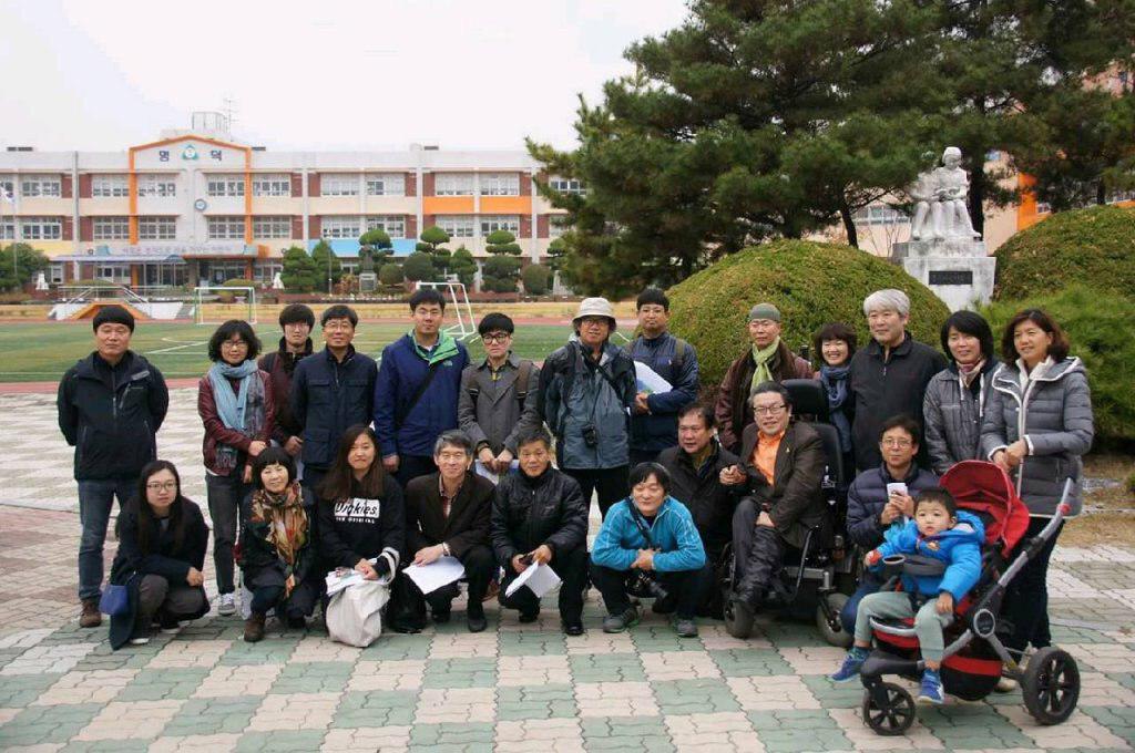 전태삼 씨와 기행에 나선 대구 시민 30여 명.