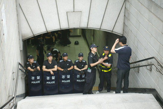 28일 경복궁 일대, 경찰 통제로 혼란