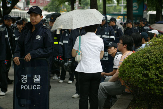 28일 경복궁 일대, 경찰 통제로 혼란