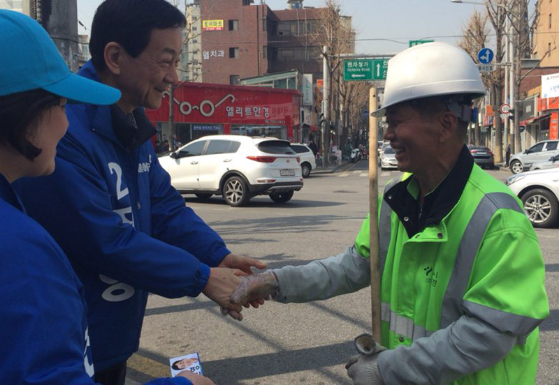 더불어민주당 진영(서울 용산구) 후보가 환경미화원과 인사를 나누고 있다.