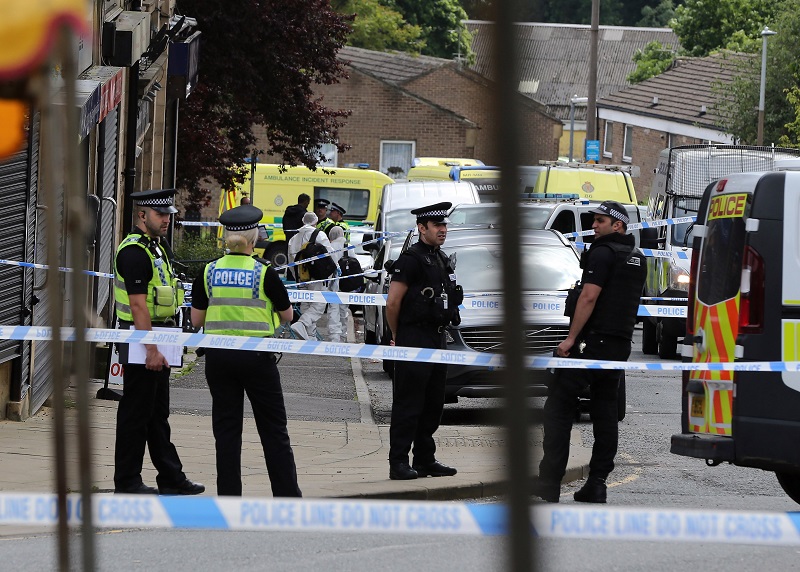 영국 경찰이 16일 조 콕스 노동당 소속 하원의원이 총에 맞아 숨진 웨스트 요크셔 버스톨의 현장 주변을 봉쇄하고 조사를 하고 있다.
