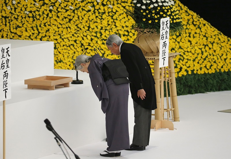 아키히토 일왕 부부가 15일 도쿄에서 열린 종전기념일(패전일) 71주년 행사에 참석해 전쟁사망자들을 추모하며 허리굽혀 절하고 있다. 이날 행사에는 전몰자 유족 5100명과 아베 신조 총리 등 약6600명에 달하는 사람들이 참석했다.