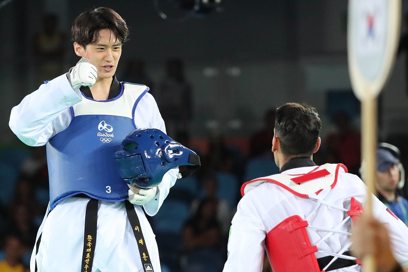 한국 태권도대표 이대훈이 19일(한국시간) 브라질 리우데자네이루 올림픽파크 카리오카 아레나3에서 열린 2016 리우올림픽 태권도 남자68㎏급 8강전 요르단 아흐마드 아부가우시와 경기에서 패하고 요르단 선수에게 승리를 인정하고 있다. 2016.08.19.
