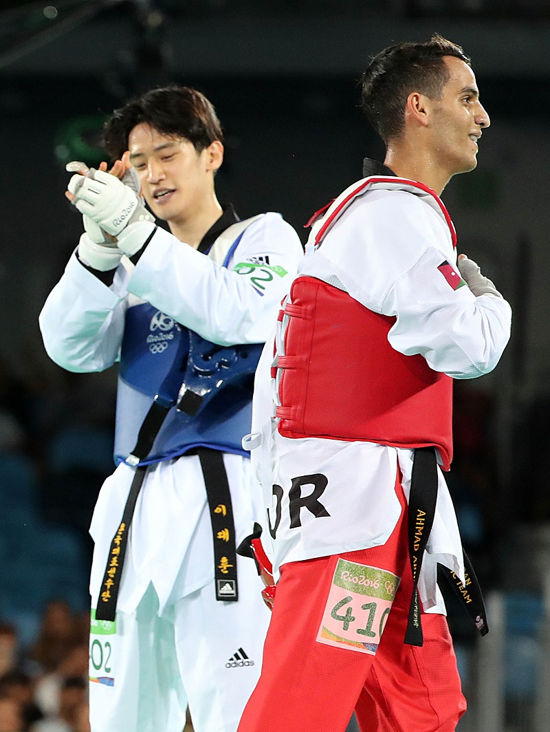 한국 태권도대표 이대훈이 19일(한국시간) 브라질 리우데자네이루 올림픽파크 카리오카 아레나3에서 열린 2016 리우올림픽 태권도 남자68㎏급 8강전 요르단 아흐마드 아부가우시와 경기에서 패하고 요르단 선수에게 승리를 인정하고 있다. 2016.08.19.