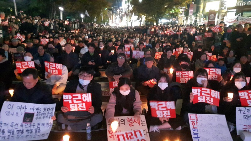 대구 시민 4천여명이 2.28중앙공원 옆 도로에서 박근혜 퇴진 집회를 열고 있다.