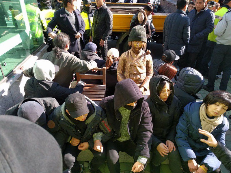 28일 12시 40분께 수요시위에 참가한 시민들이 부산 동구 일본영사관 앞에 소녀상을 들고 일본 영사관으로 다가서자 경찰이 이를 막아서면서 충돌이 벌어지고 있다.
