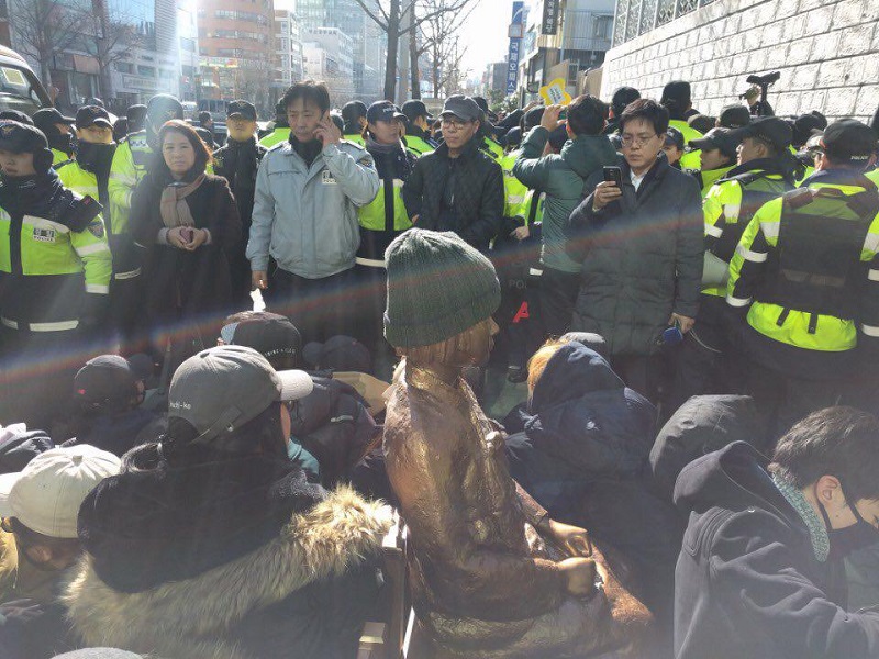 28일 12시 40분께 수요시위에 참가한 시민들이 부산 동구 일본영사관 앞에 소녀상을 설치하자 경찰이 이를 막아서면서 충돌이 벌어지고 있다.