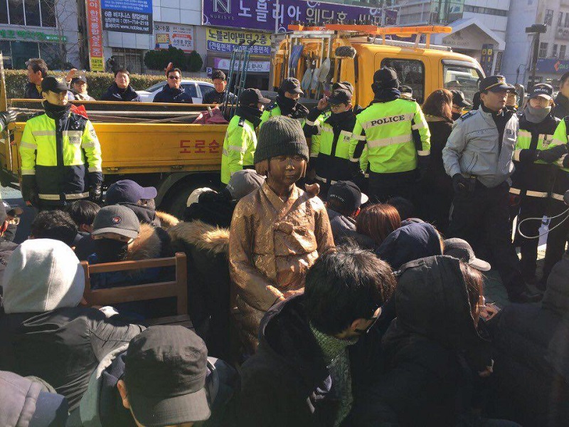 28일 오후 12시 40분께 수요시위에 참가한 시민들이 부산 동구 일본영사관 앞에 소녀상을 설치하자 경찰이 이를 막아서면서 대치 중이다.