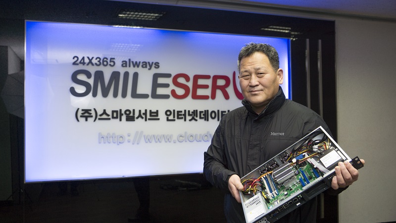 스마일서브 김병철 대표: “우리는 모든 서비스에 자체 제작한 서버를 사용합니다. 서버 제작부터 데이터센터 구축까지 모든 것을 독자적으로 할 수 있어야 서비스 인프라의 가격 경쟁이 가능하고, 아마존 같은 외산 클라우드 업체의 가격 공세에도 버틸 수 있는 원동력이 된”다고 김 대표는 말했습니다.