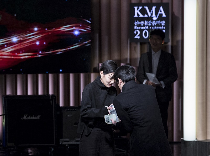 28일 오후 7시 서울 구로구 구로아트밸리 예술극장에서 열린 2017 제14회 한국대중음악상 시상식에서 이랑의 ‘신의 놀이’가 최우수 포크 노래상을 받았다.
