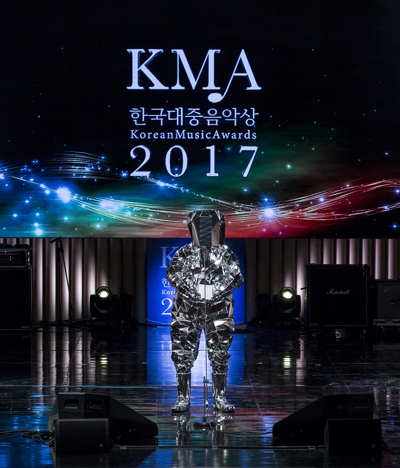 28일 오후 7시 서울 구로구 구로아트밸리 예술극장에서 열린 2017 제14회 한국대중음악상 시상식에서 최우수 댄스&일렉트로닉 노래는 히치하이커 (Hitchhiker)의 ‘텐달라 ($10)’로 선정됐다.