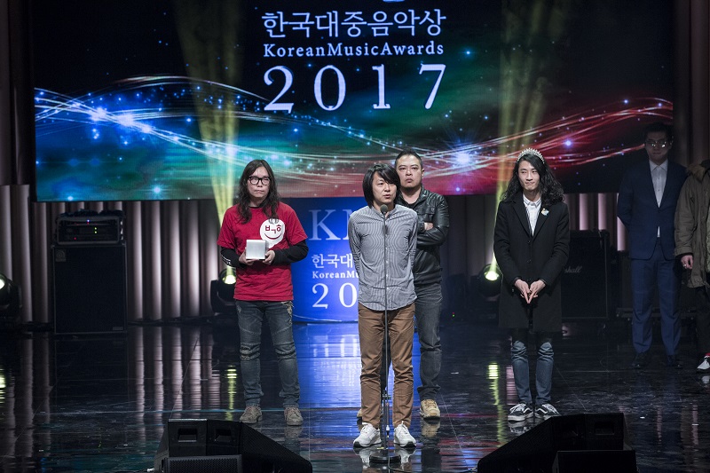 28일 오후 7시 서울 구로구 구로아트밸리 예술극장에서 열린 2017 제14회 한국대중음악상 시상식에서 ABTB의 ‘Attraction between two bodies’이 최우수 록 음반의 영광을 차지했다.