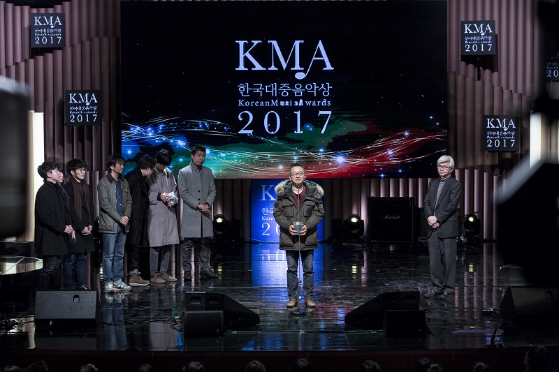 28일 오후 7시 서울 구로구 구로아트밸리 예술극장에서 열린 2017 제14회 한국대중음악상 시상식에서 윤민석씨가 특별상을 수상했다.