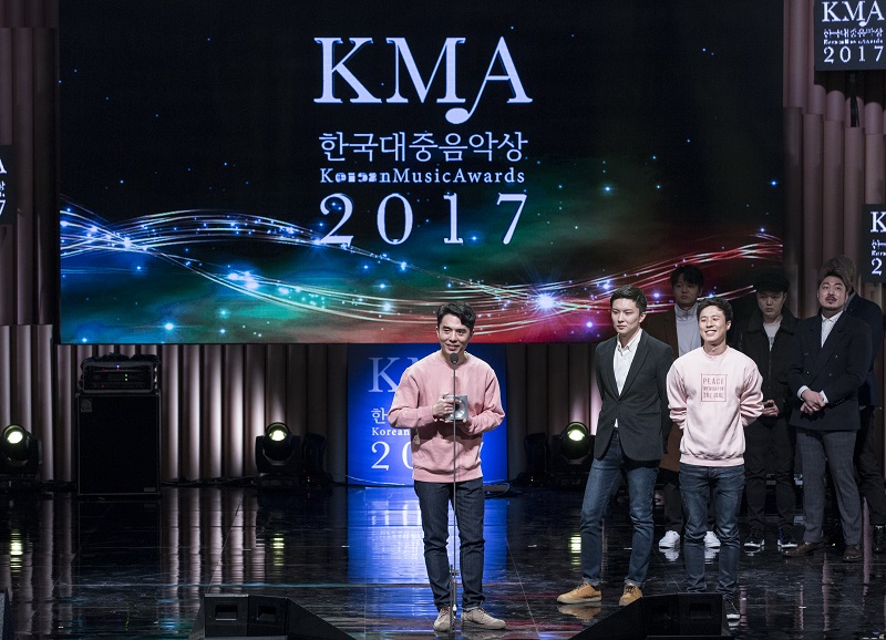 28일 오후 7시 서울 구로구 구로아트밸리 예술극장에서 열린 2017 제14회 한국대중음악상 시상식 최우수 모던록 부분에서는 9와 숫자들의 ‘엘리스의 섬 (Song for Tuvalu)’이 선정됐다.