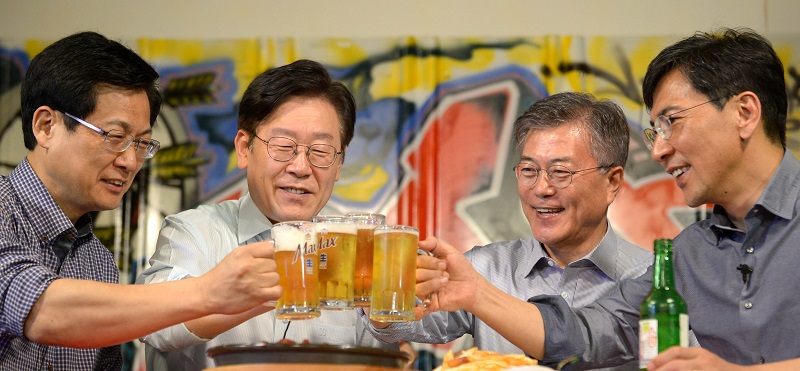 더불어민주당 문재인 대선후보를 비롯한 경선에 참여했던 후보들과<br