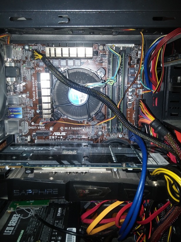 데스탑 사진:제가 쓰고 있는 데스크탑 내부 모습입니다. 메인보드가 ASUS Z97-A임을 알 수 있습니다. 휴대폰으로 찍은 전형적인 기계 사진으로 플래시가 터져서 반사된 부분은 하얗게 날아가고, 어두운 부분은 아예 구분이 안 됩니다.