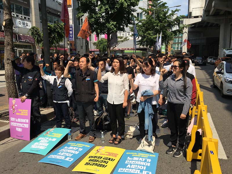 구의역 1주기를 맞아 27일 오후 1시 서울 광진구 구의역 1번 출구 앞에서 추모문화제가 열렸다.