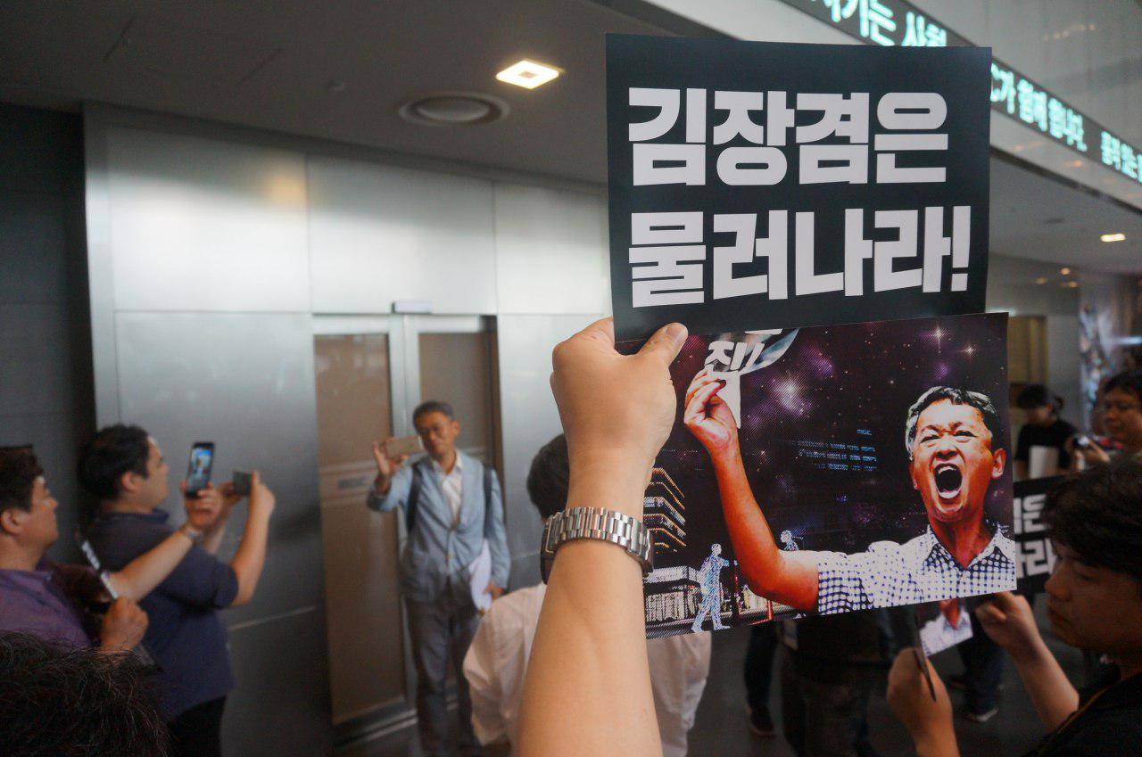 MBC 김민식 PD가 13일 자신의 징계를 위한 인사위원회에 참석하기 전 MBC 사옥 로비 엘리베이터 앞에서 페이스북 라이브 방송을 진행하고 있다.